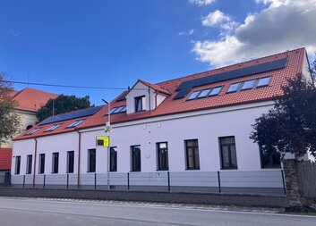 Charita Písek zrekonstruovala azylový dům pro matky s dětmi u Milevska za 44 milionů korun, ubytovat může 9 rodin